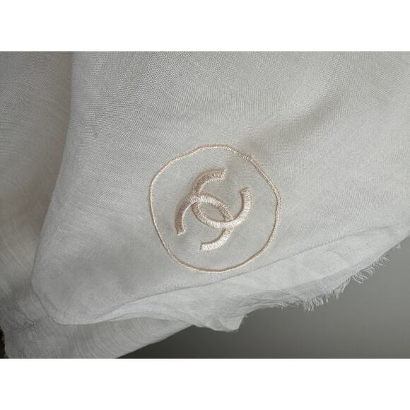 CHANEL Christmas 2009 White LARGE Scarf Cashmere CC Logo Embroidered Around Neck - Picture 5 of 9